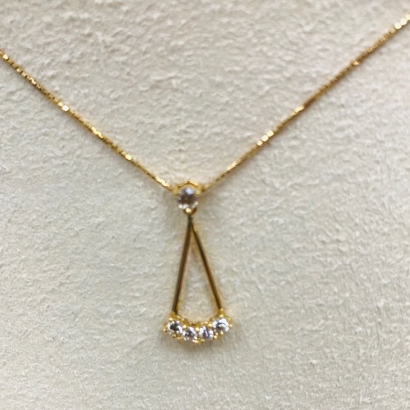 18KT JAPAN GOLD NECKLACE WITH DIAMONDS 16” chain